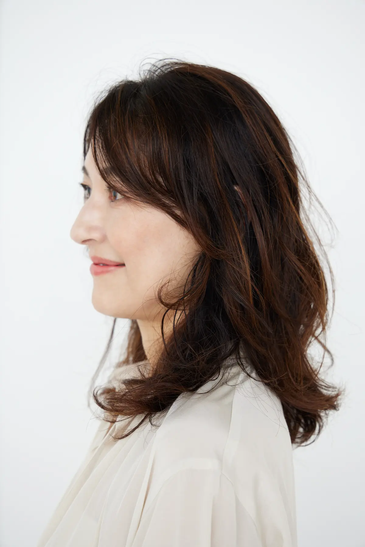 Webエクラ 40代50代 髪型　横から見たうねりいかしのセミロングヘアスタイル