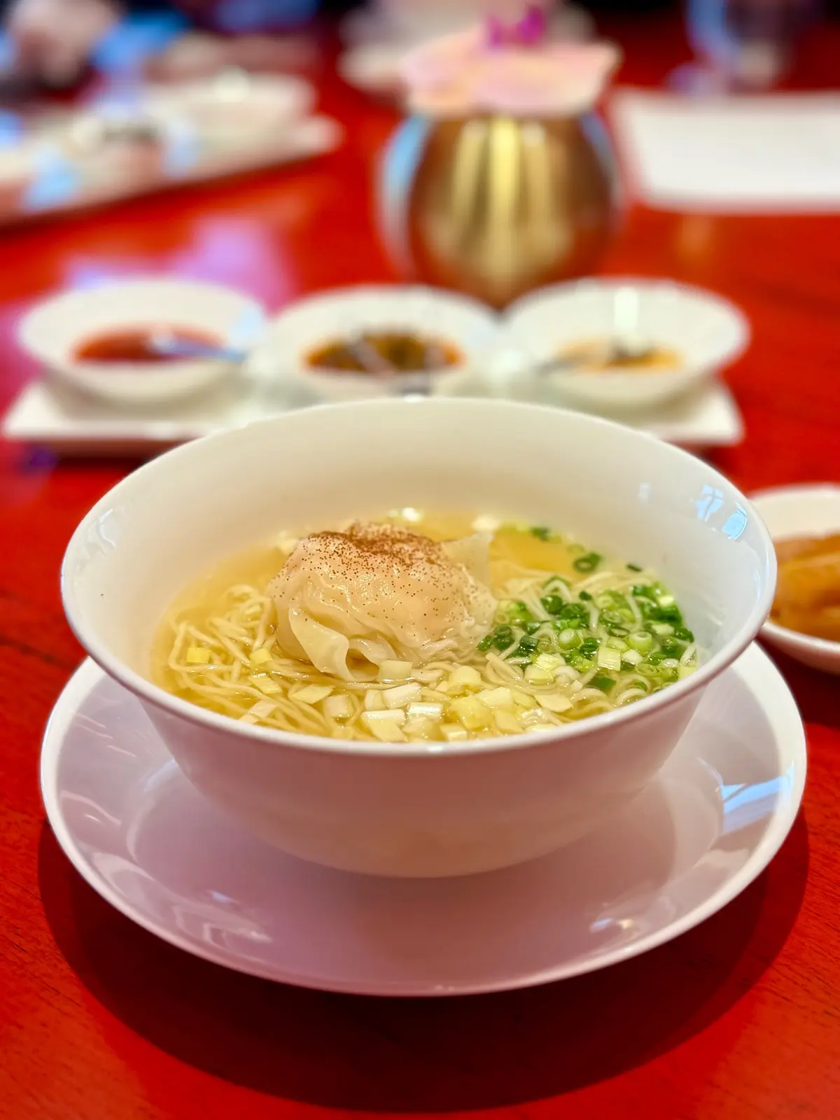麻布台ヒルズ　ホテル「ジャヌ東京」虎景軒（フージン）　料理写真　海老ワンタン麺
