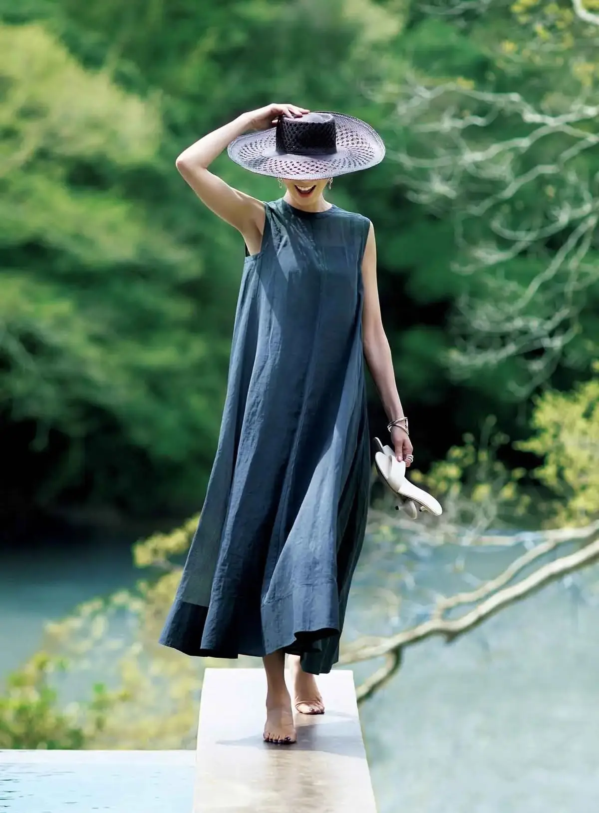 【50代がスタイルアップするワンピース】透け感のあるオーガンジー素材で夏らしい軽やかさを