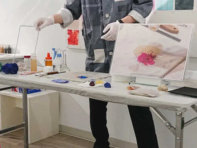 ブラックコーデで色を楽しむお出掛けの画像_4