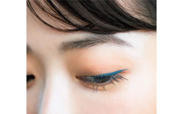  定番のブラウンシャドウもブルーの力で粋に