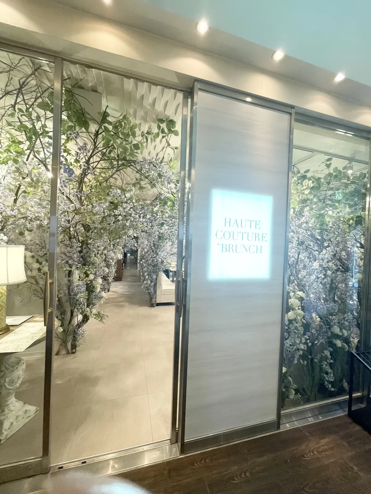 HAUTE COUTURE BRUNCH 、オートクチュールブランチ、外観、ガラス張り、入り口、ラベンダー、期間限定、可愛い、可愛いお店、カフェ、レストラン、オールダイニング