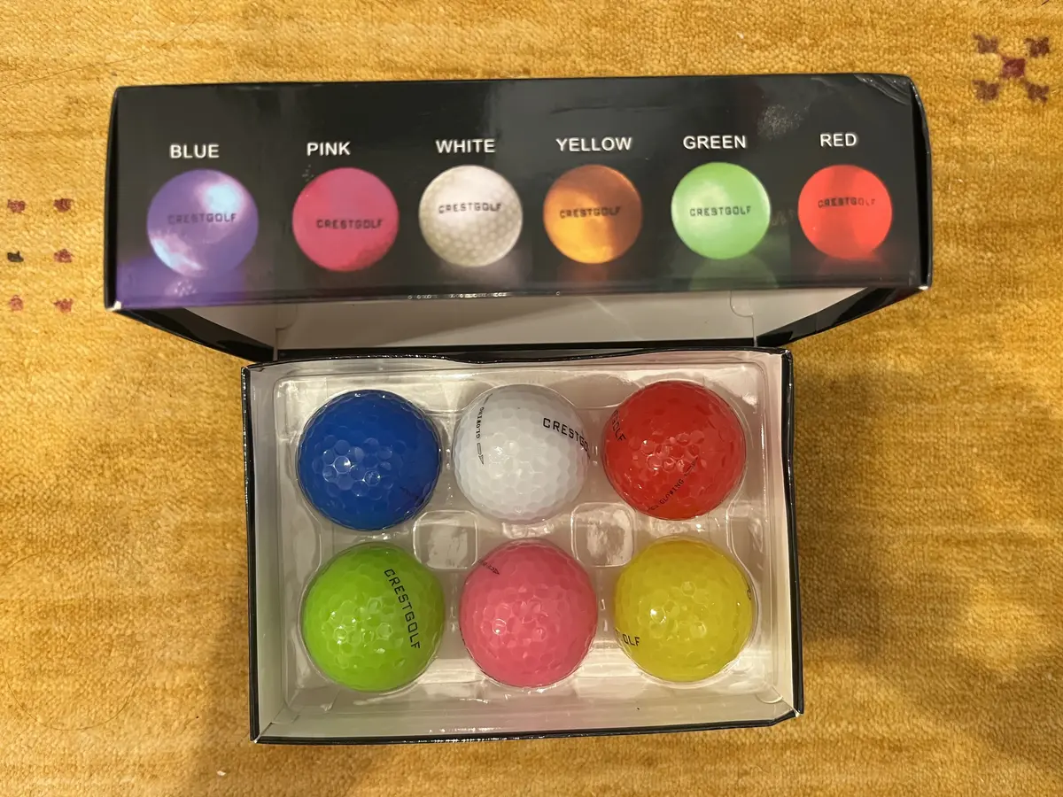 光るゴルフボール