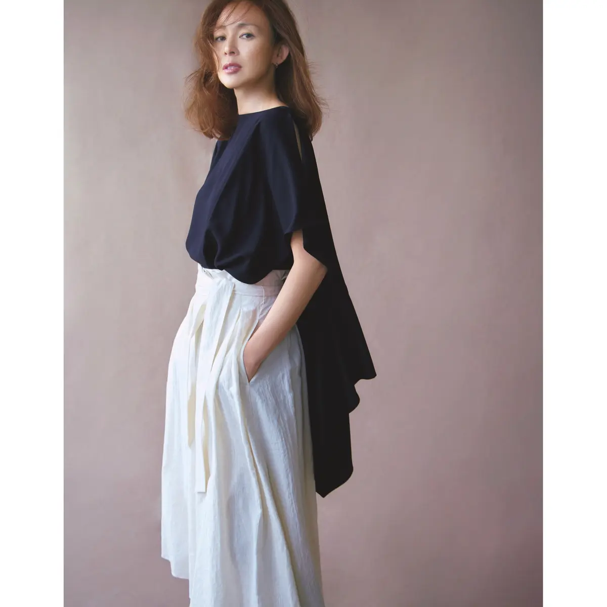 ブラックロングバックトップスに白ワイドパンツを合わせたコーディネート　モデル・SHIHO