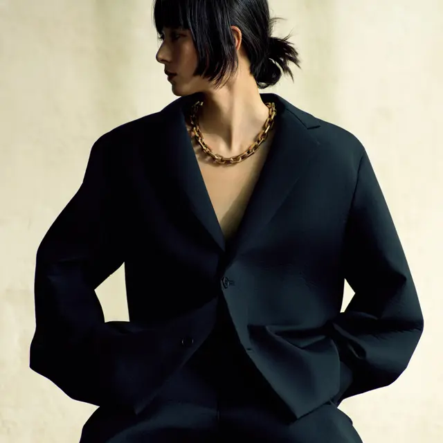 アンブッシュのチェーンネックレスを着用したリー・モモカ