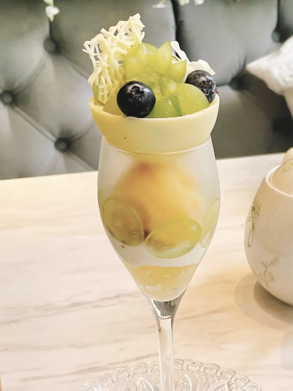 夏、夏ワンピース、夏ワンピ、ブルーベリー、ホワイトチョコ、ホワイトチョコレート、チョコレート、マスカット、ワンピ、白ワンピ、ロングヘア、黒髪、黒髪ロング、HAUTE COUTURE・CAFE nakameguro 、HAUTE COUTURE・CAFE 、中目黒、アフタヌーンティー、マスカット、すずらん、ケーキ、スイーツ、花束、ピンクの花束、白ワンピース、ホワイト、ホワイトワンピース、ワンピース、ノースリーブ、ノースリーブワンピース、パフェ、アイス、お花、お花の世界、お花の内装、店内、お花の店内、お花の装飾、アフタヌーンティー専門店、Shine Muscat Afternoon tea、たっぷりフルーツのすずらんsoda付き、 7/3~9/16期間限定、期間限定、バースデー、バースデープラン、バースデーケーキ、デコレーションケーキ、ホールケーキ、マンゴーアイス、