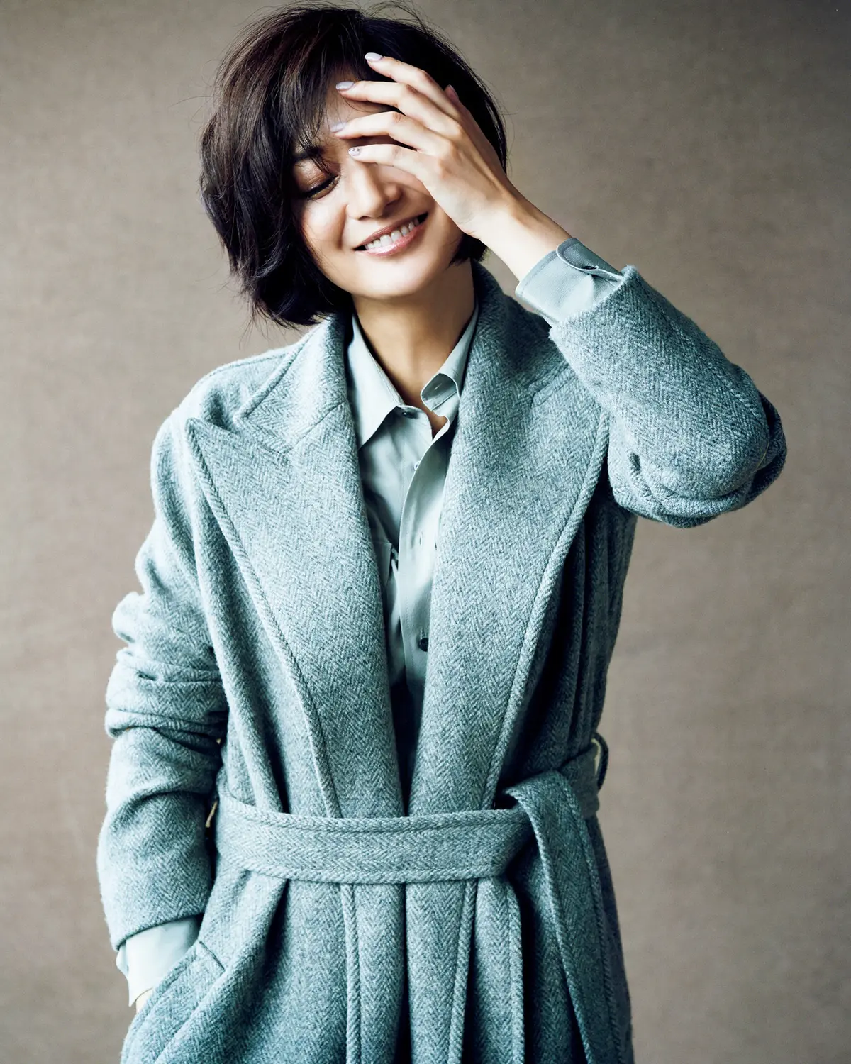 富岡佳子が着こなす「品格グレー」 五選の画像_4