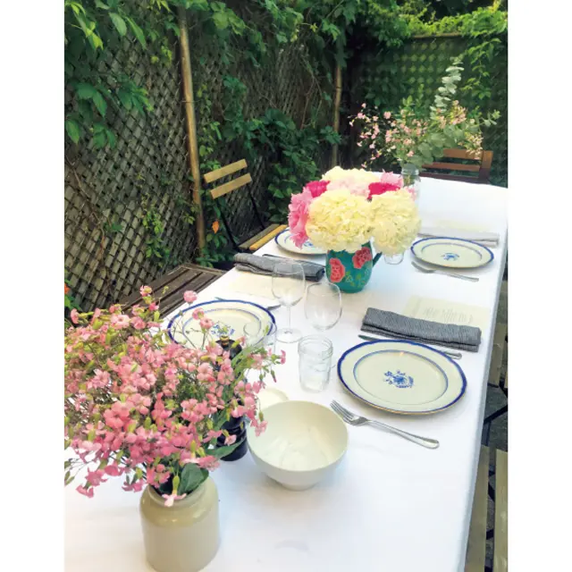 ❸結婚20周年記念ディナーは自宅の庭で。夫が用意してくれたというテーブルアレンジも素敵！