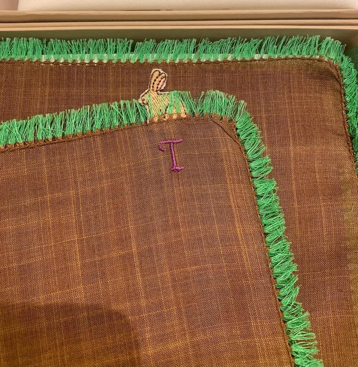 草むらウサギ　T刺繍　ハンカチ