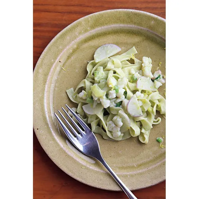 ルッコラを練り込んだ「フグのパスタ」。ソースに白子を使用。