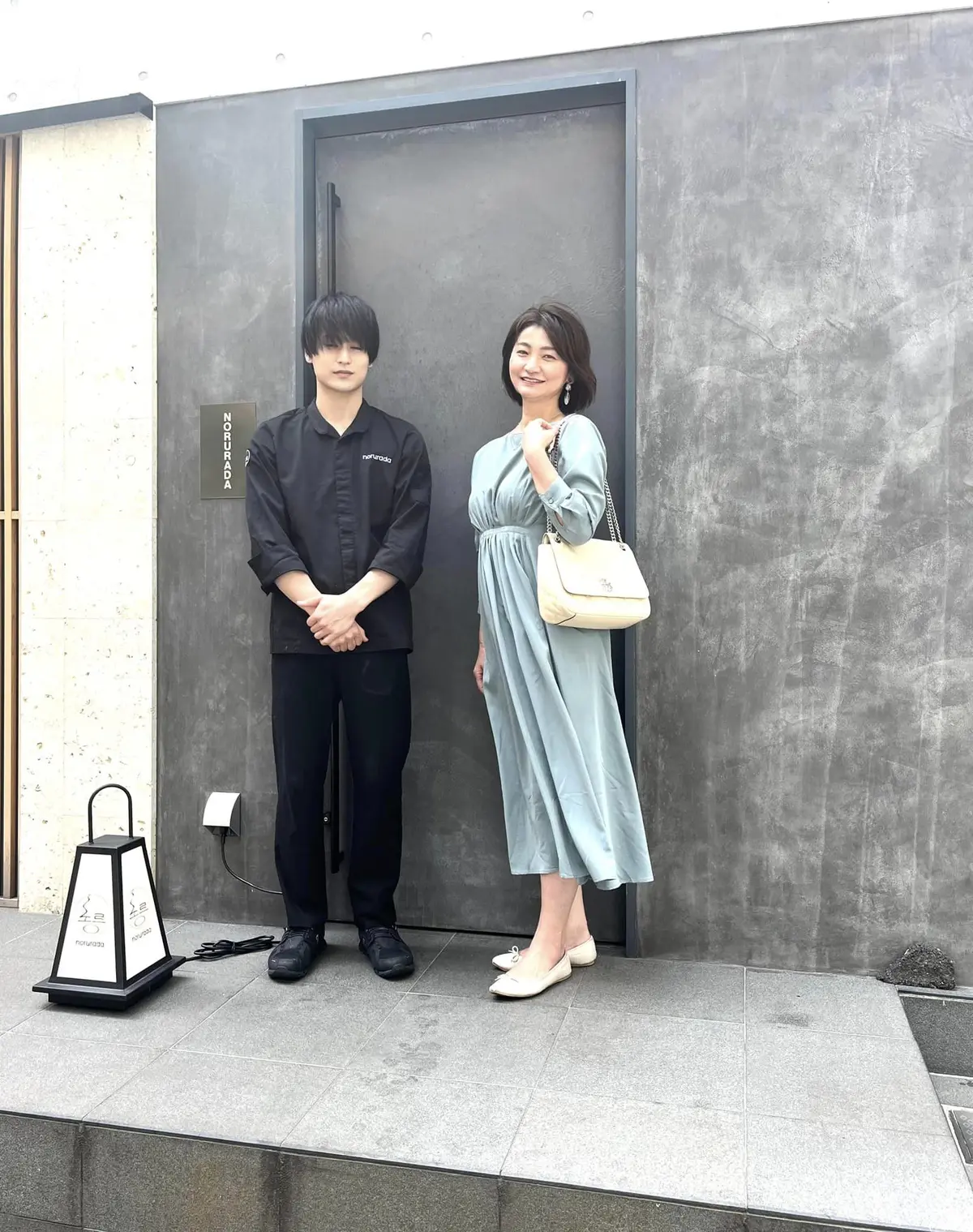 韓国の伝統と和・洋・中の先進が融合した赤の画像_1