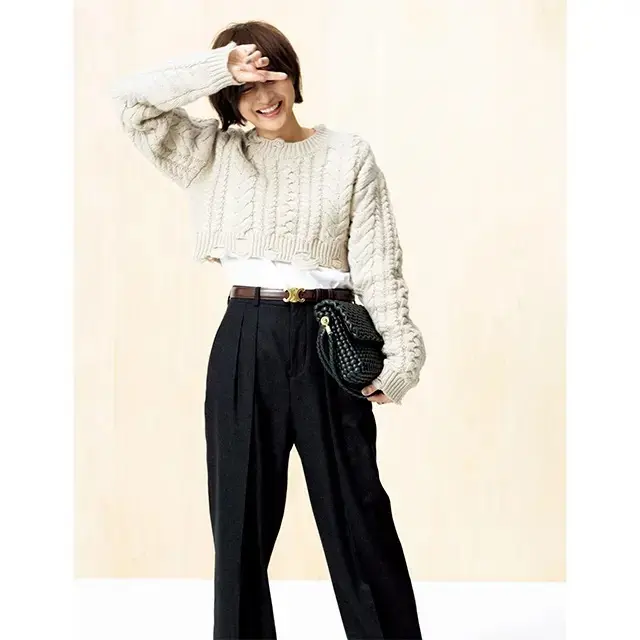 【富岡佳子 最新ファッション】短丈ニットとも好相性！冬の頼れる「ロンT」