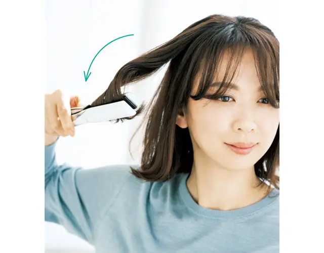 表面の髪は大きな内巻きに