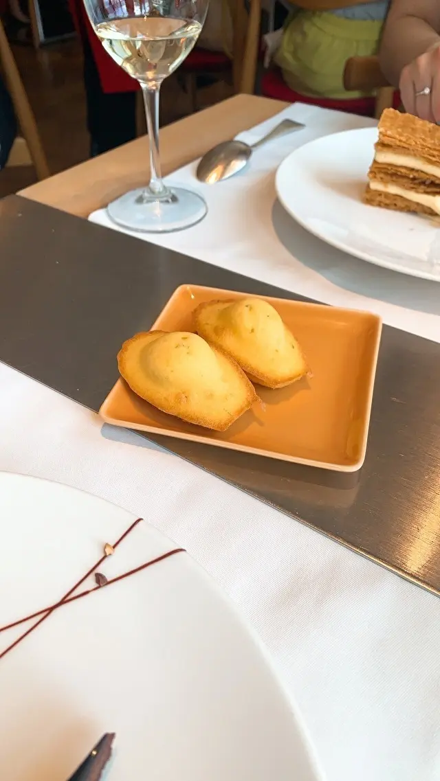 コーヒー紅茶と一緒にサーブされる小菓子