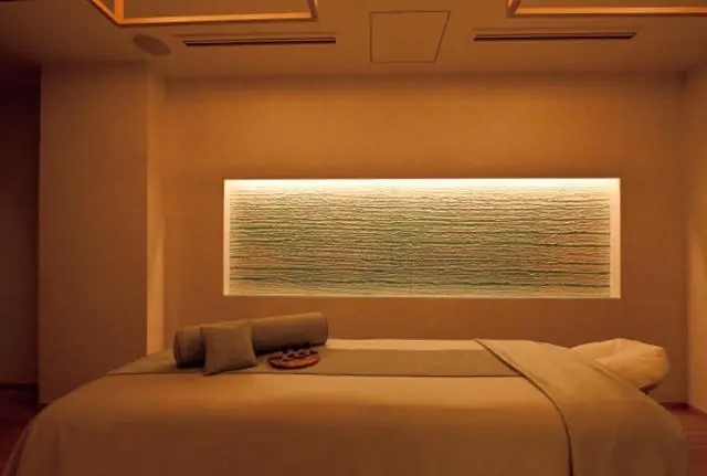 スパでは、五島に自生する椿を用いたトリートメントも