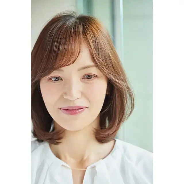 レイヤーで前髪と顔周りが繋がるようなシルエットに。