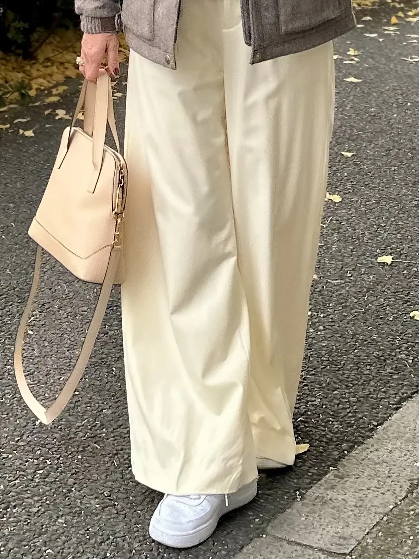 エクラ 華組　岡部みわこさん　パンツコーデ　ホワイト　白　カオス　パンツの写真