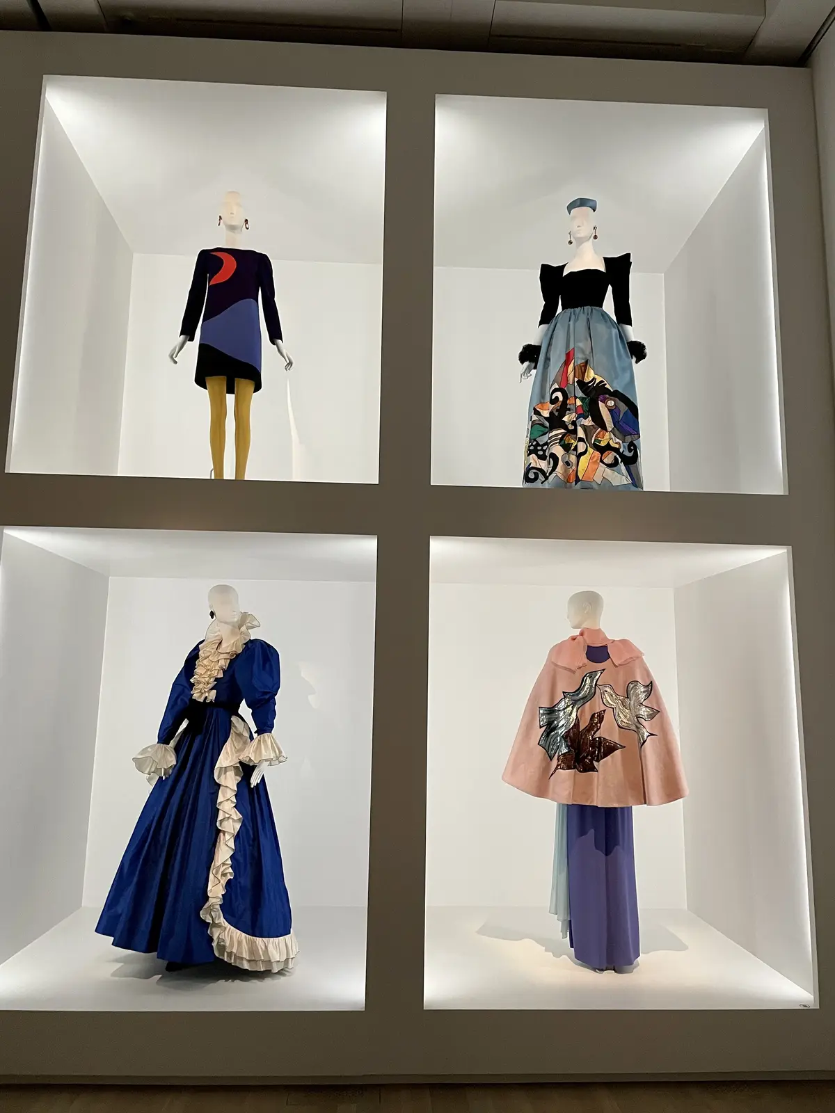Yves Saint Laurent、Yves Saint Laurent, Across the style、イブサンローラン展、時を超えるスタイル、国立新美術館、展示、展示服、服、ドレス