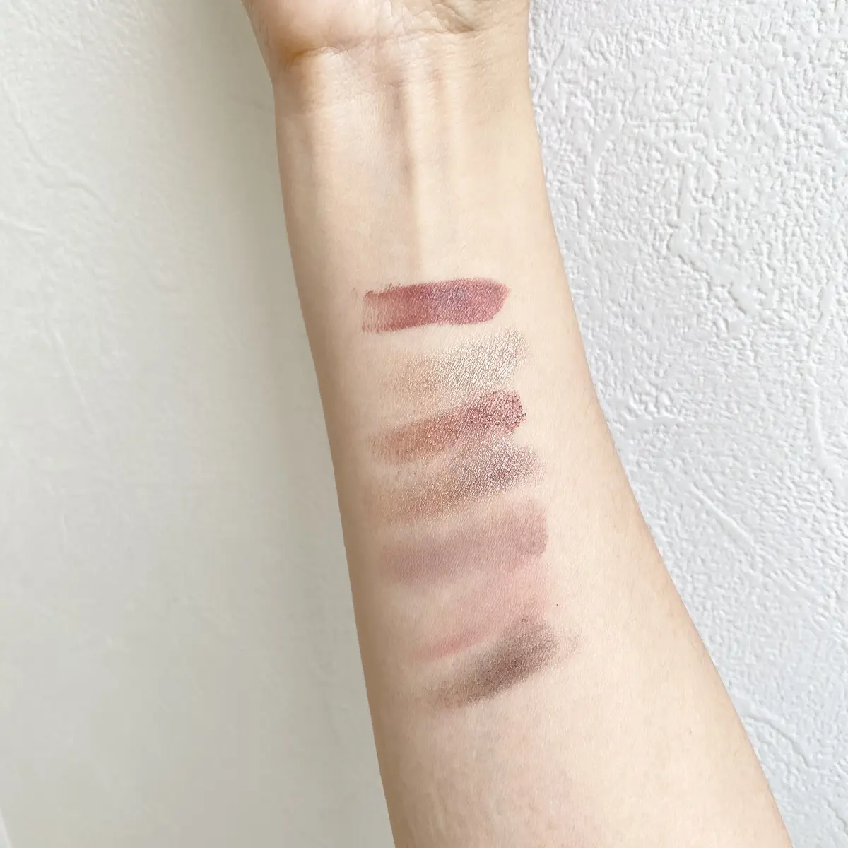 上からリップ・アイシャドウ左上から