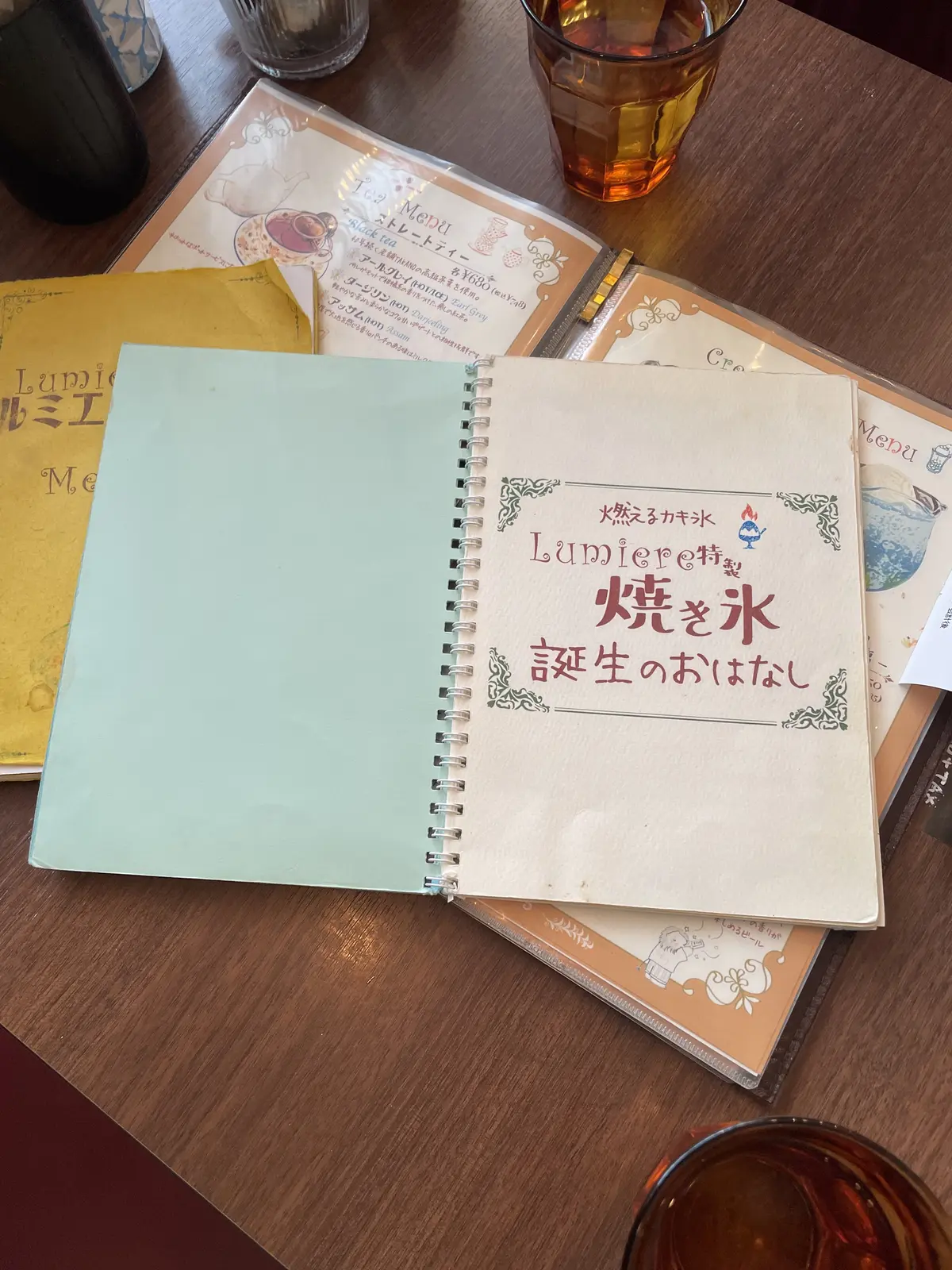 パッチワークソファー、cafe Lumiere、カフェ ルミエール、店内、可愛い、ソファー、可愛いソファー、カントリーテイスト、店内、可愛い店内、素敵メニュー、メニュー、イラスト、焼きかき氷、焼き氷、メレンゲ、フランベ、いちごソース、練乳、キャラメルソース、美味しい、大きいかき氷、スイーツ、新食感スイーツ、新スイーツ、美味しい