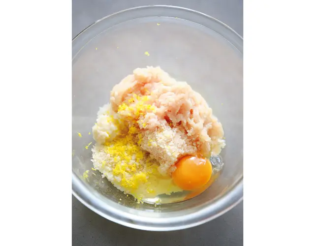 つくねをふわっとした食感にするため、パン粉を混ぜるのが㊙ワザ。加熱しても硬くならない。