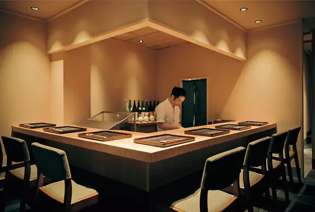 割烹のようなシックな店内。 店主の大森聡義さんとの会話も楽しい