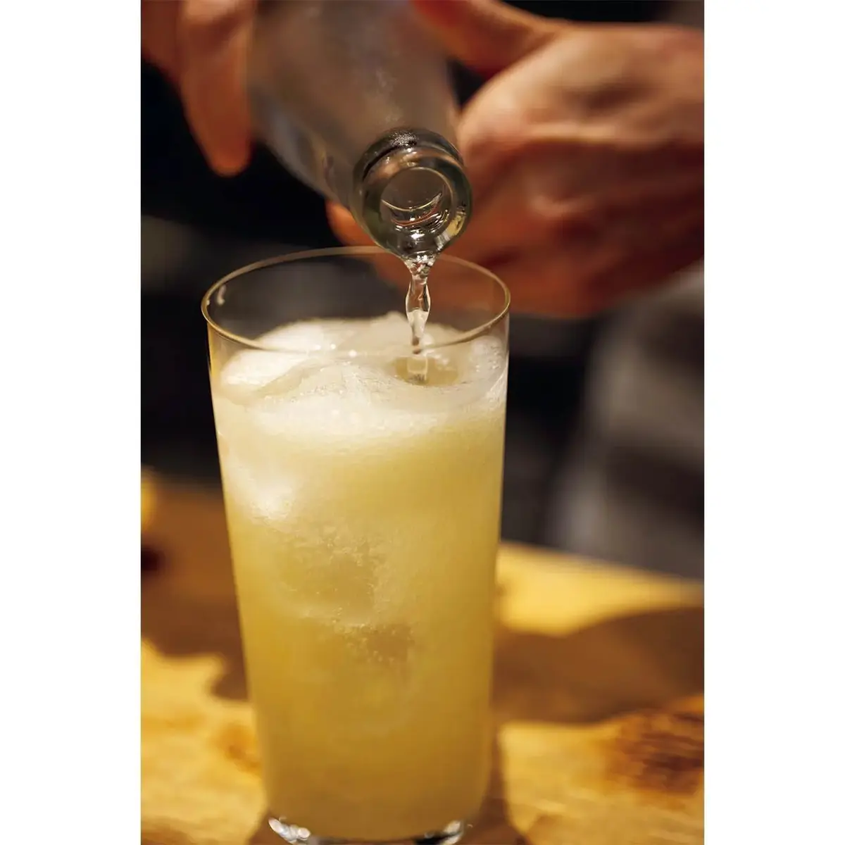 食事に合う自家製塩レモンペーストを使った甘くない「国産レモンのにごりレモンサワー」￥900