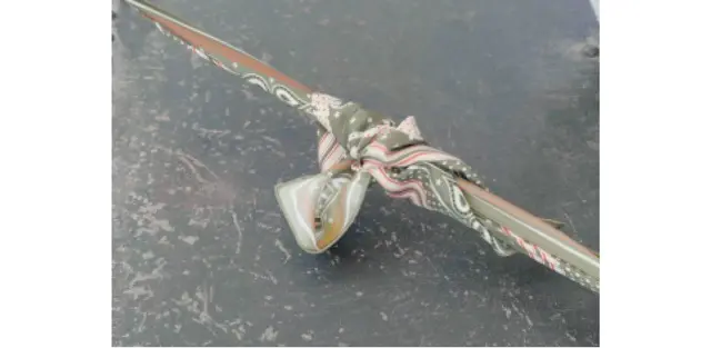 優美でエッジーなシルクツイルバンダナ