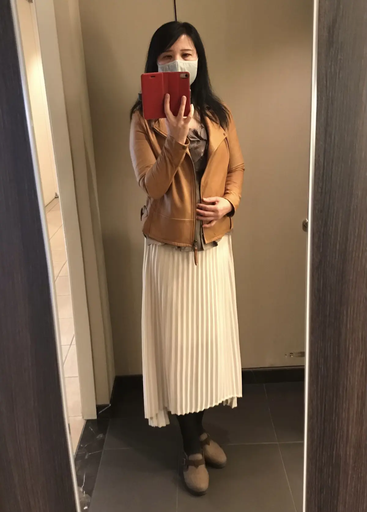 革ジャンコーデの女性