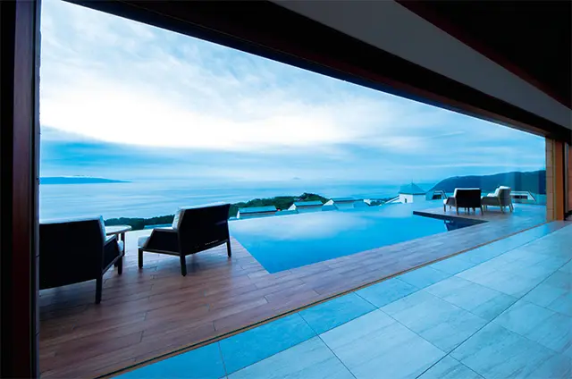 ロビーのすぐ外側には水盤が広がり、そのまま太平洋へと続くような、見事なデザイン