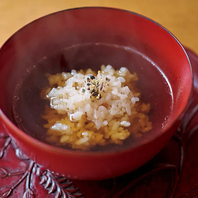 締め はごはんにだしをかけ、こしょう