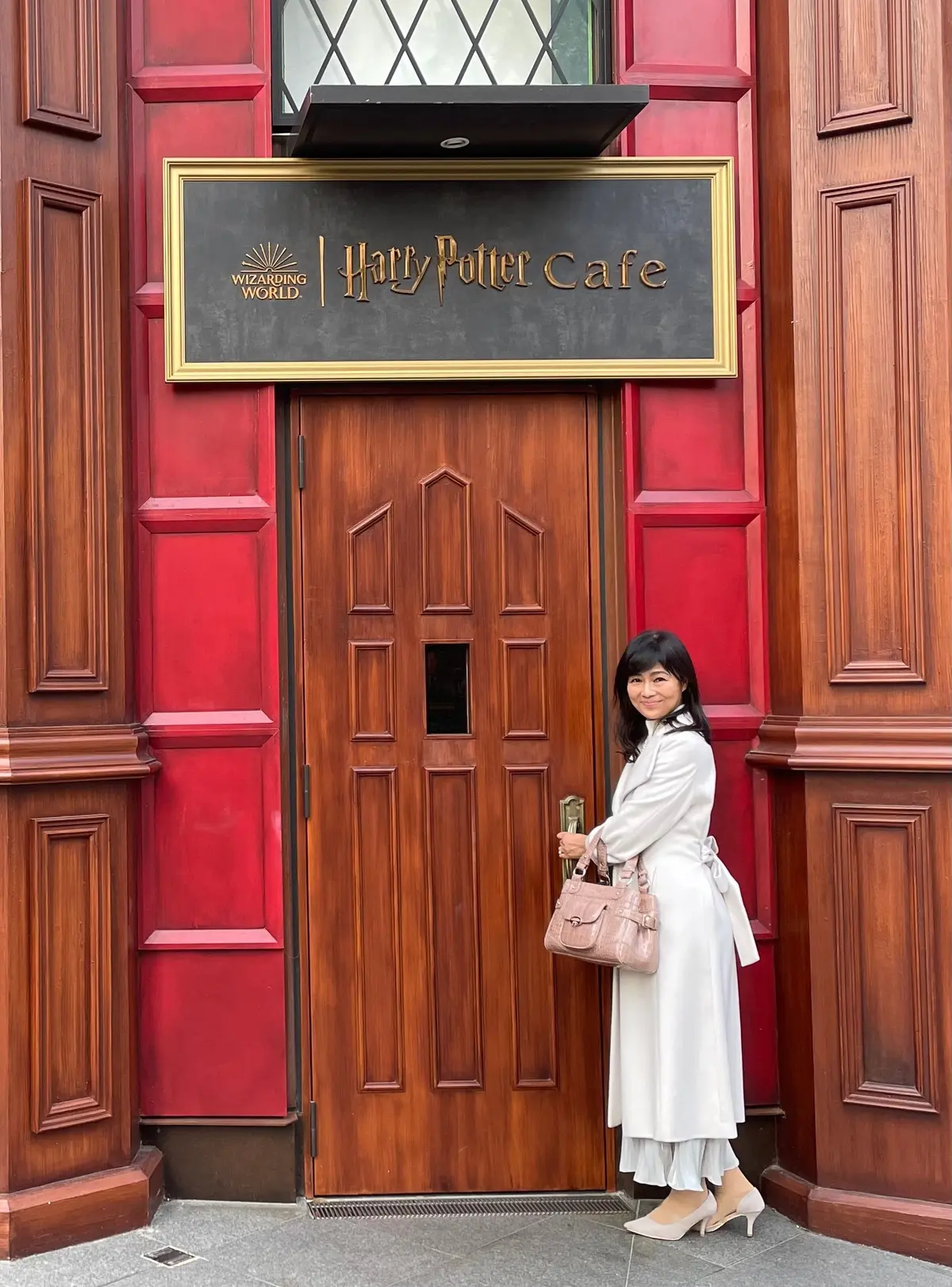 白、コート、ロングコート、白コート、白ロングコート、ミディアムヘア、ゆるふわカール、TBS、赤坂ACTシアター、ピンクベージュ、バッグ、ネックレス、大ぶりネックレス、パール、エナメルバッグ、型押しバッグ、ピンクベージュ、バッグ、エナメルバッグ、型押しバッグ、クロコダイル、ハリーポッターカフェ、ドア。