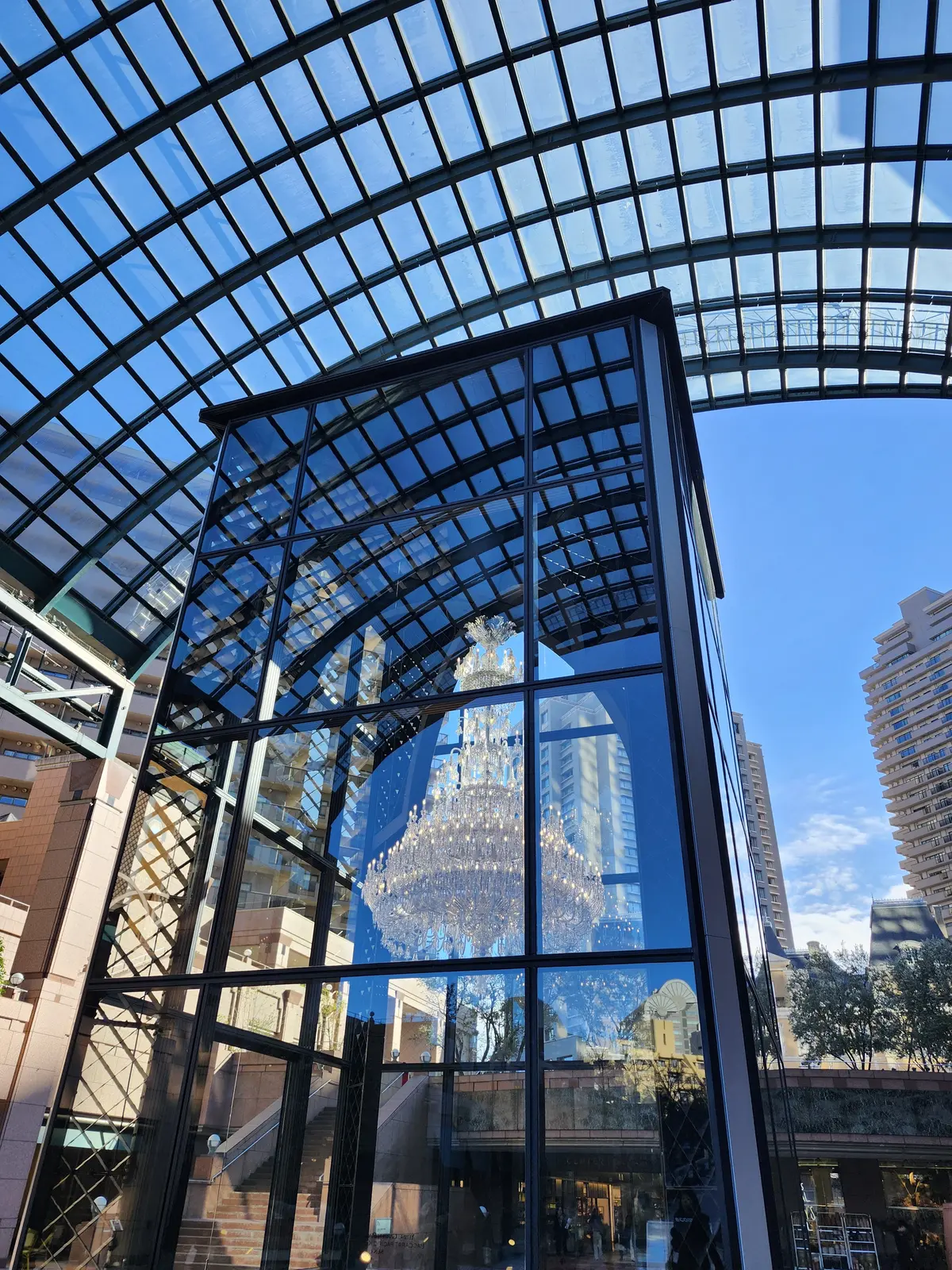 恵比寿ランチ、ウェスティンホテル東京、クリスマスツリー、恵比寿ガーデンプレイス、バカラ、シャンデリア、40代ファッション、ローストビーフ、ロウリーズ・ザ・プライムリブ、イルミネーション、サラダビュッフェ、デザートビュッフェ