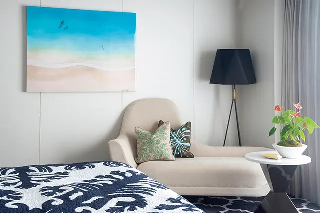 それぞれの客室ごとに、異なったサラ・カード ル氏のアートを設置。ハワイアンキルトのベッドカバ ーも気分を盛り上げる