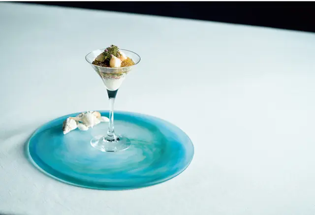 食材のもつ力に着目したコース料理「琉球ガストロノミア〜Ｂｅｌｌｅｚｚａ〜」（1名￥24,200、要予約）のひと品「アーサと海ブドウ、クルマエビの冷前菜」。ペ