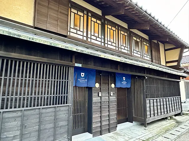 玄関先に青いのれんがかか っている町家が「ほまち」の客室