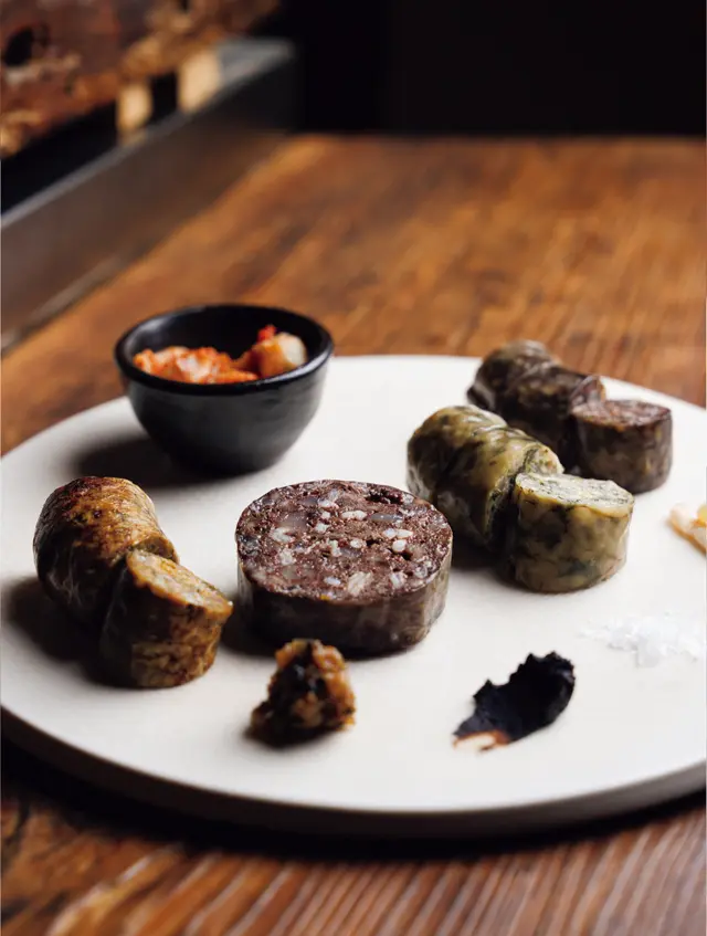 野菜スンデ、卵と餅米を詰めた白スンデ、豚の血と脂身を詰めたアバイスンデ、鴨スンデ。どのスンデにも共通する素材は豆腐。それぞれに合う薬味を添えて。昼と夜いずれのコースでも4～5種のスンデを味わえる