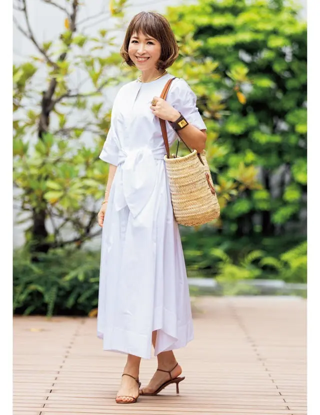 華組　友人夫婦のお招きには好感度が高く、目にも涼しげな白いワンピースで