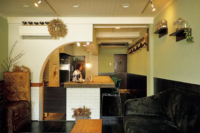 カウンターに座れば、美しいデセールが作り出される光景に釘付け。