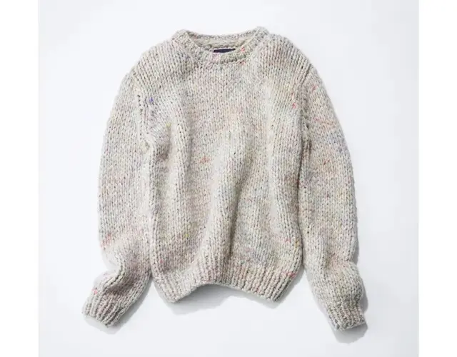 カラフルなミックスニットにふんわり包まれて