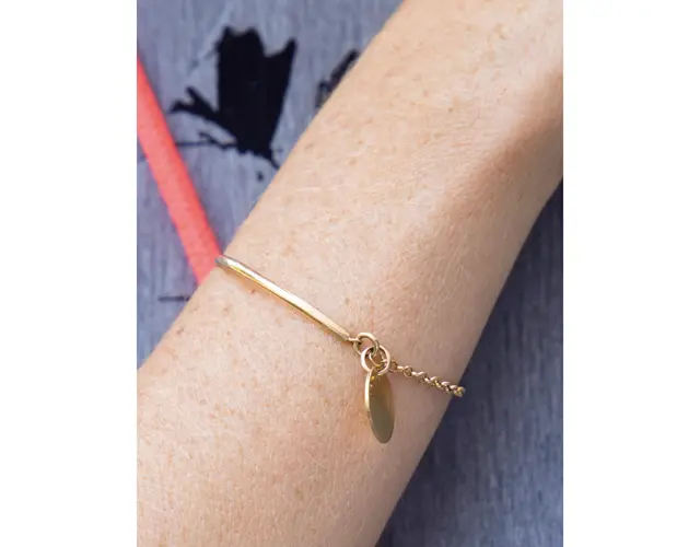 手もとをシンプルに飾る、丸いチャームつきブレス