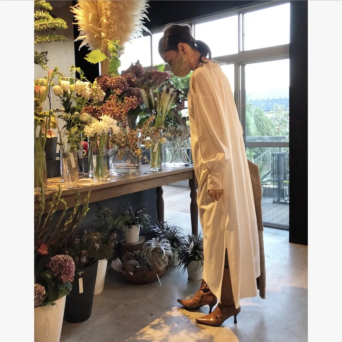 ふんわりニットカーディガンで、アート空間の画像_4