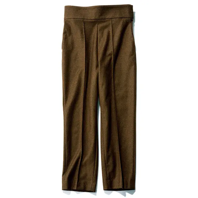 カーキカラーのカオスのテーパードパンツ