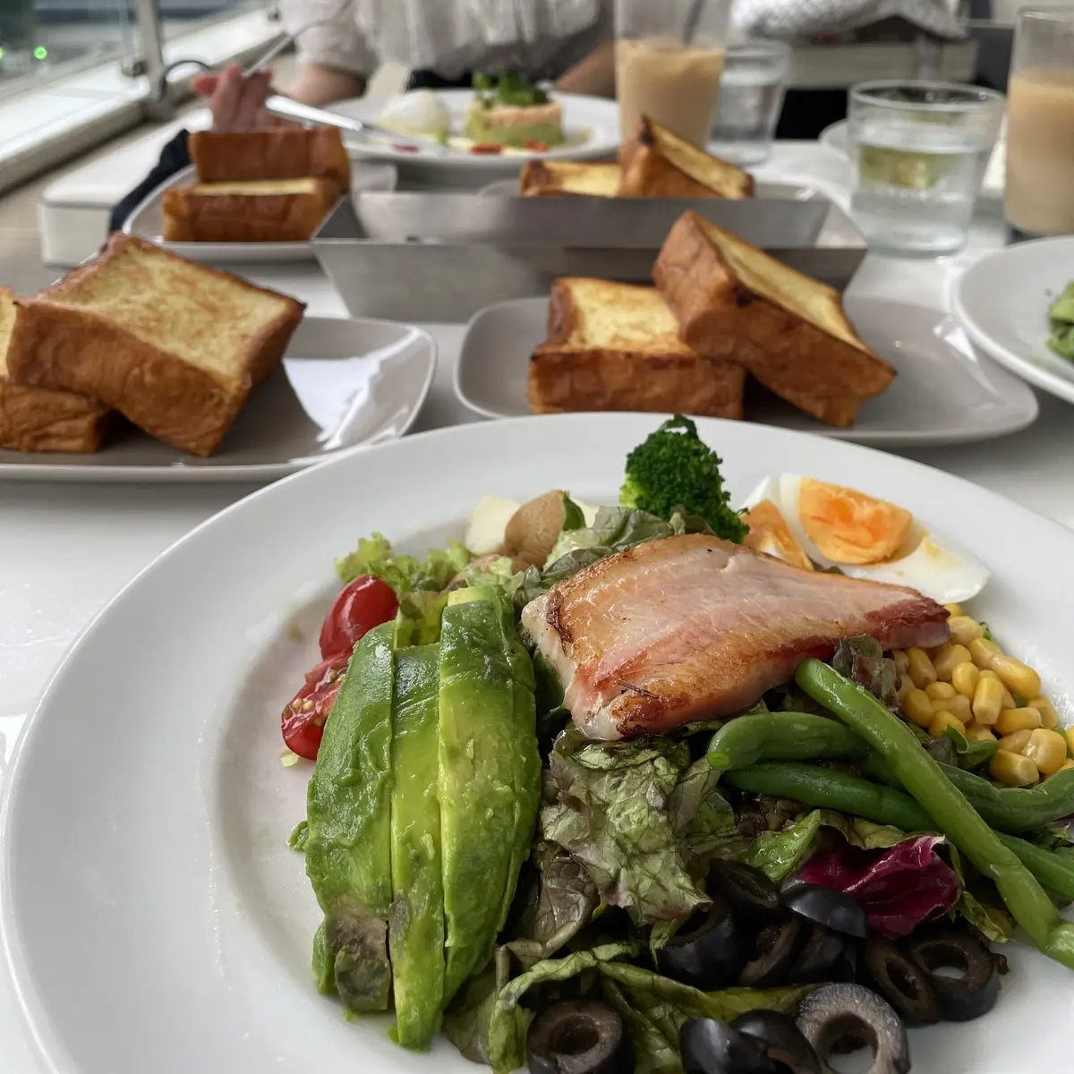 MERCER BRUNCH 銀座テラス」 ランチ、サラダ、フレンチトースト