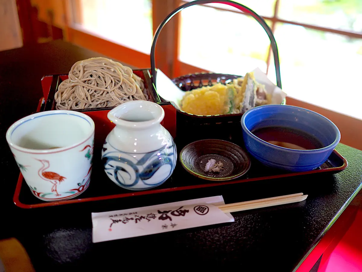 本家 鶴㐂そば （ツルキソバ)　野菜天ざるそば　1520円