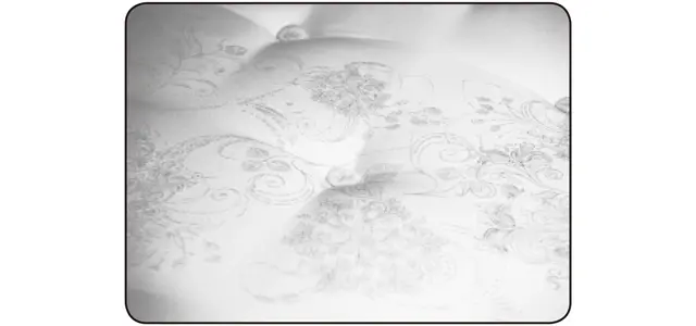 機械が使えないため、熟練の職人が手仕事でタフティングを施す