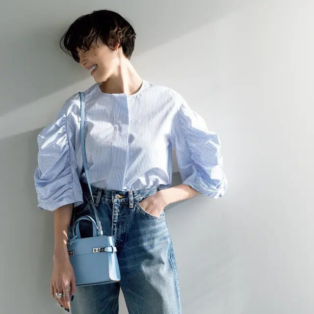 【50代が買うべき春服】袖コンシャスな＜着映えブラウス＞はデニムと合わせてクリーンに