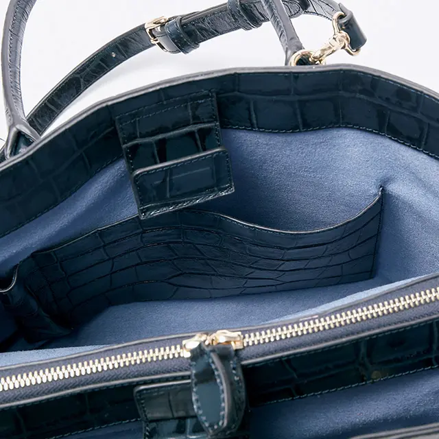 バッグの内側はスエード調の生地が使われ高級感あり