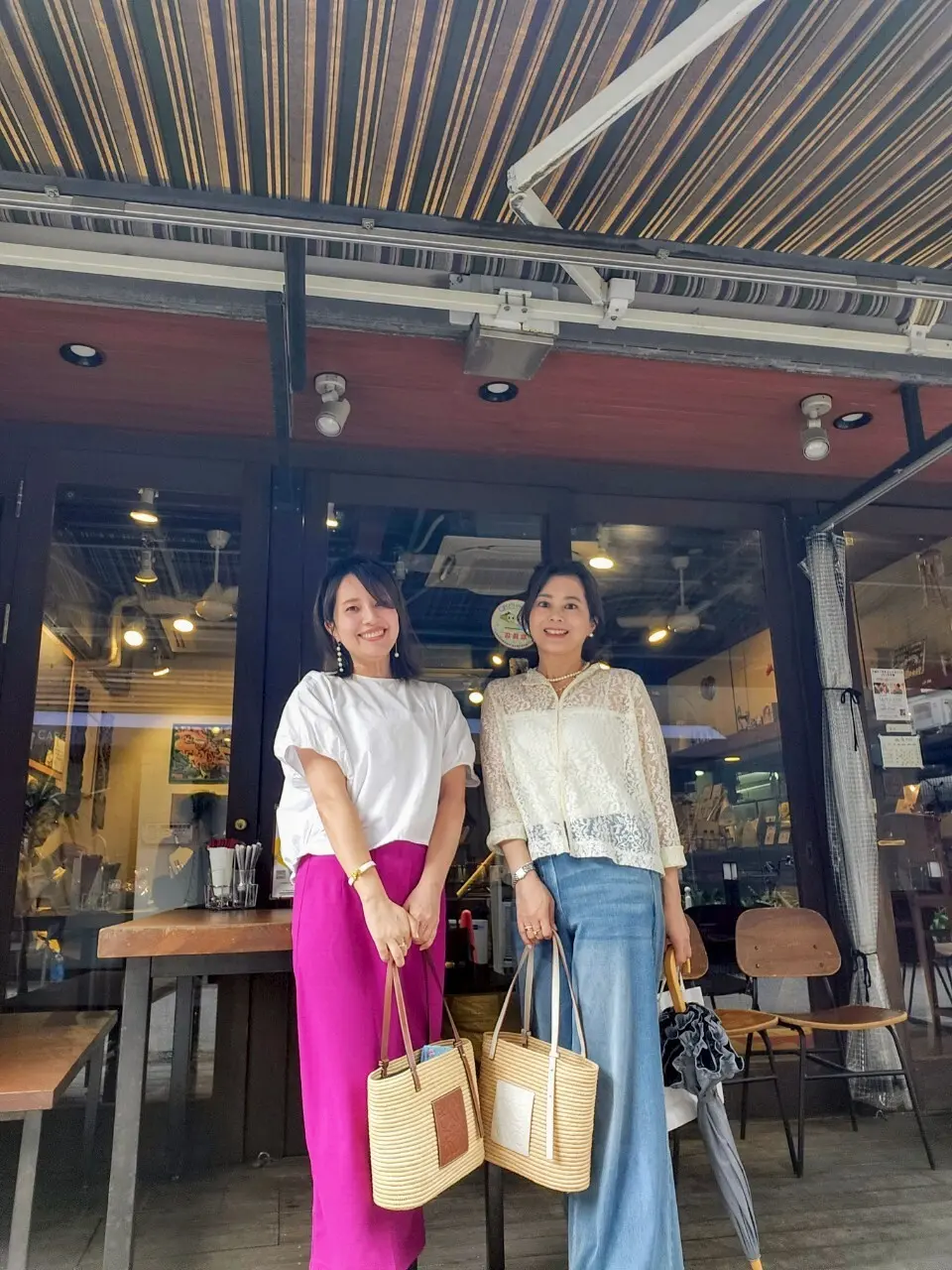 海南チキンライスの人気店『夢飯（ムーハン）』の前で撮影したJマダム優美さんとのツーショット