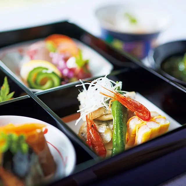 夕食のインルームダイニングは、お重スタイルで。